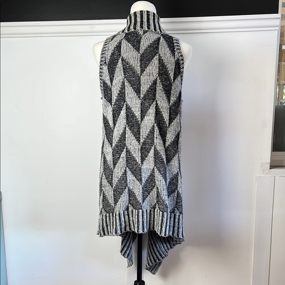 Black and White Striped Handkerchief Duster Knit Long Vest Cardigan - Picture 4 of 6